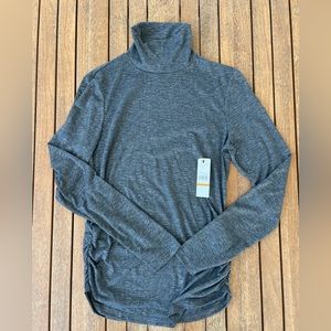 Laundry by Shelli Segal Grey and silver sparkle turtleneck ⭐️ NWT XS ⭐️